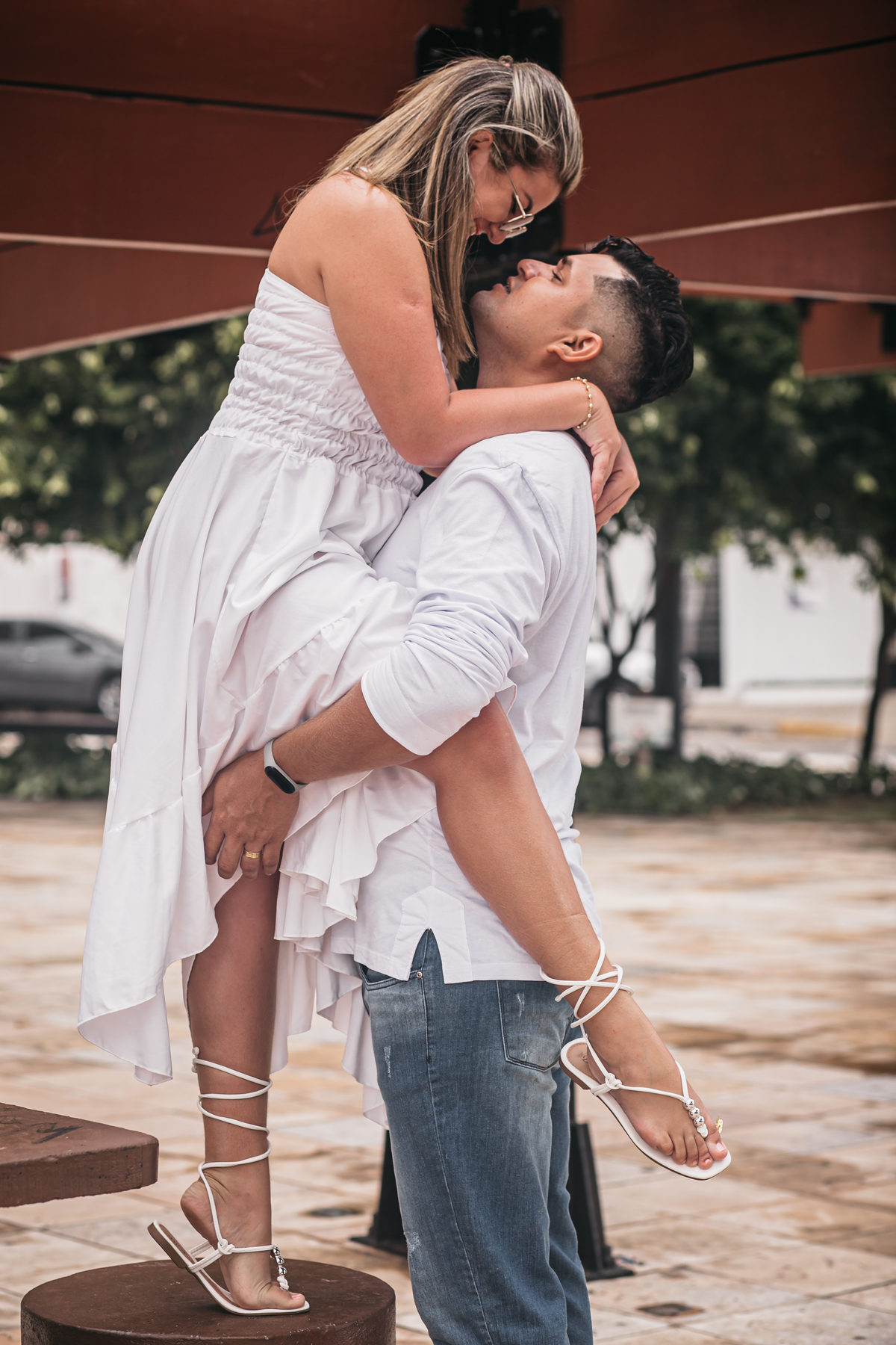Vestido-branco-da-noiva-ensaio-fotografico-pos-wedding-praça-bisão-praia-do-mucuripe-fortaleza