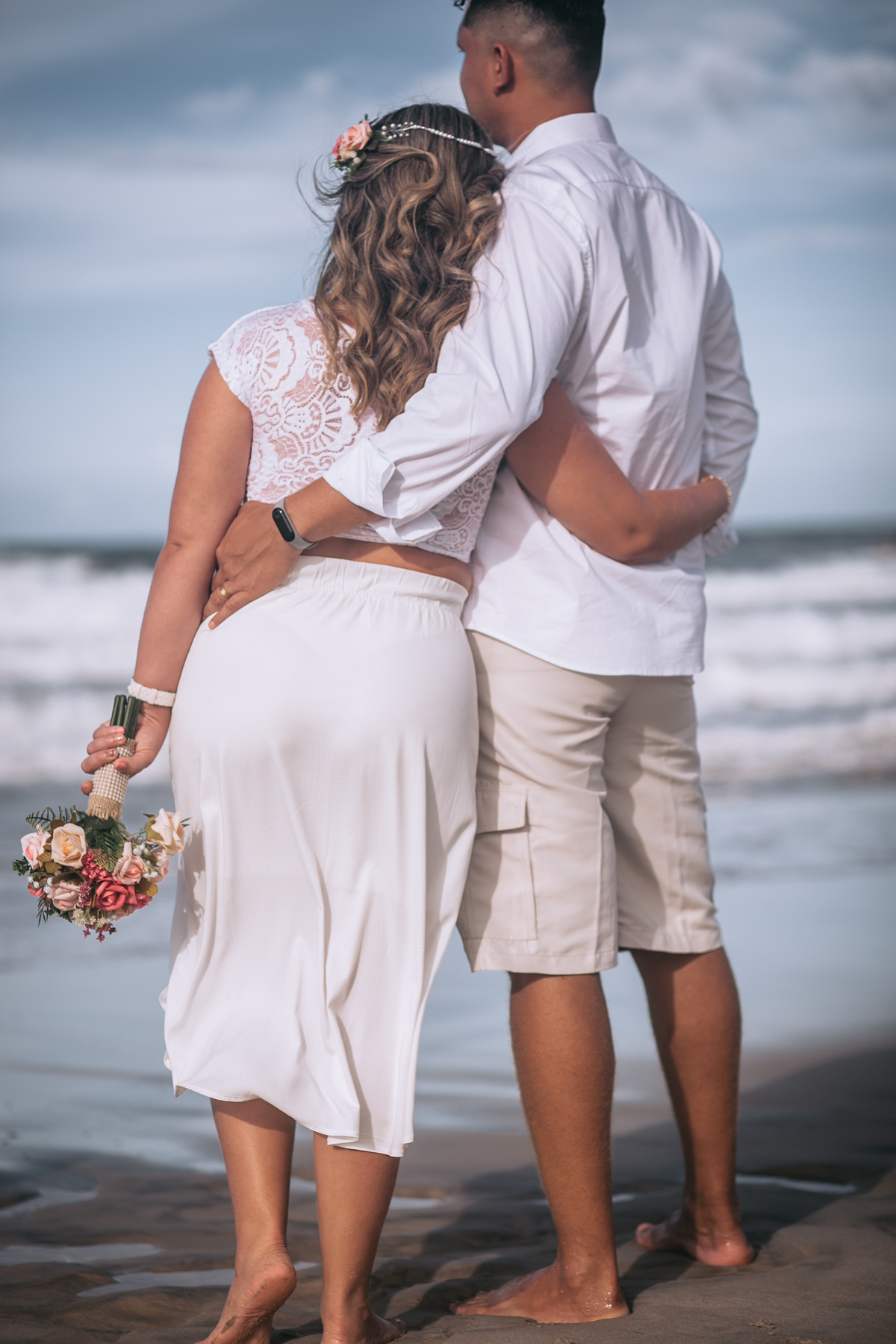 bouquet-de-noiva-no-ensaio-na-praia-do-barro-preto-no-iguape-ensaio-pos-wedding