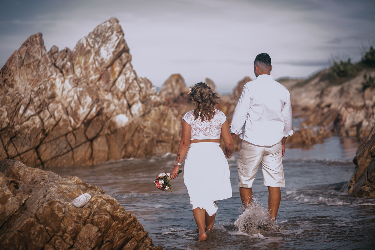 bouquet-de-noiva-no-ensaio-na-praia-do-barro-preto-no-iguape-ensaio-pos-wedding