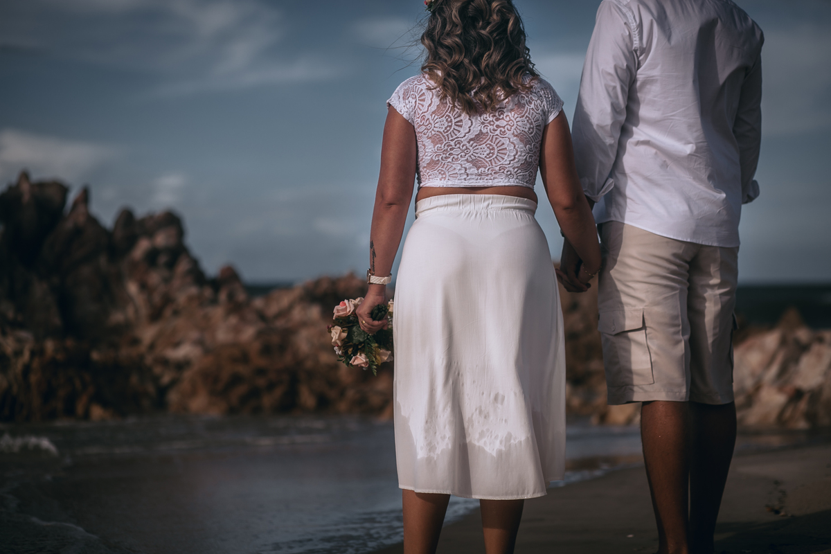 bouquet-de-noiva-no-ensaio-na-praia-do-barro-preto-no-iguape-ensaio-pos-wedding