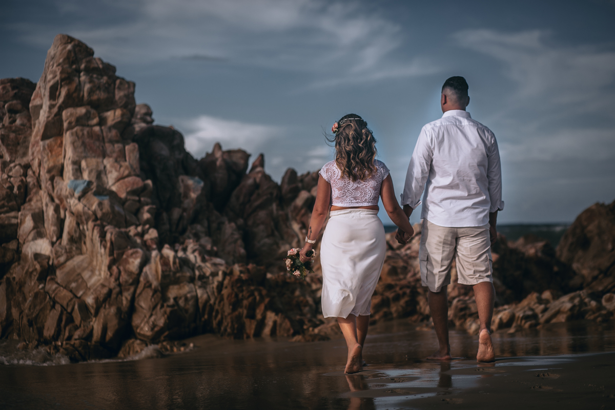bouquet-de-noiva-no-ensaio-na-praia-do-barro-preto-no-iguape-ensaio-pos-wedding