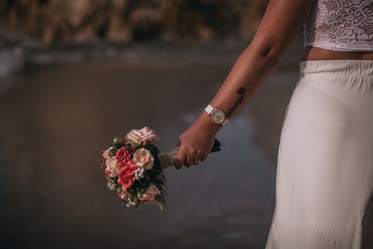 bouquet-de-noiva-no-ensaio-na-praia-do-barro-preto-no-iguape-ensaio-pos-wedding