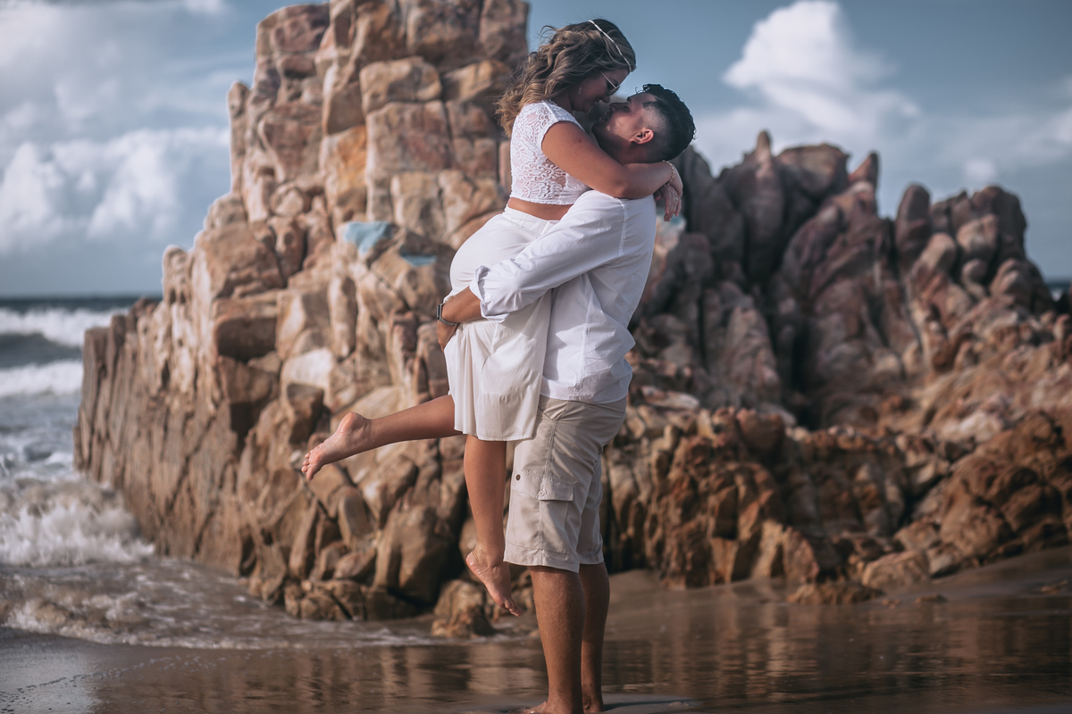 noiva e noiva de mãos dadas no ensaio pos wedding na praia do iguape em barro preto