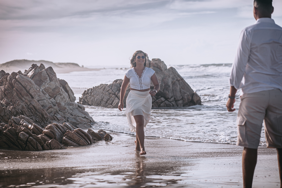 noiva e noiva de mãos dadas no ensaio pos wedding na praia do iguape em barro preto