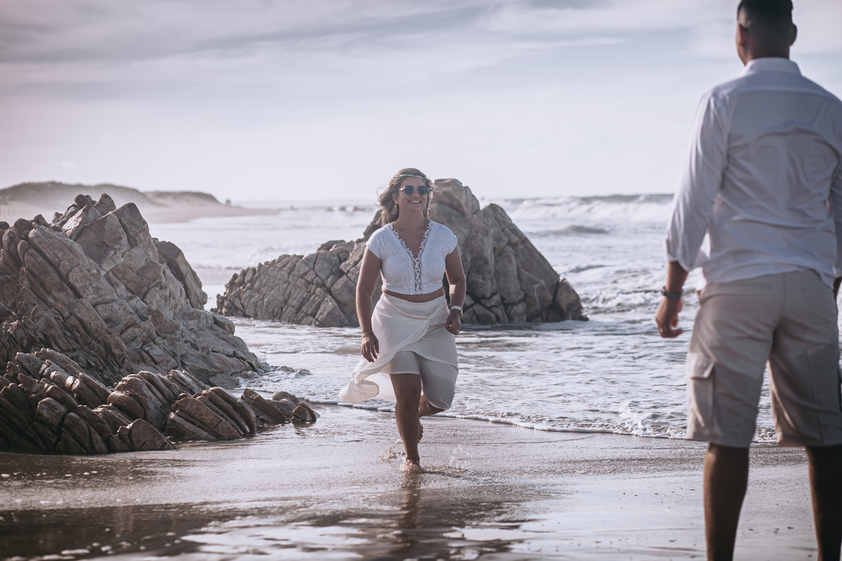noiva e noiva de mãos dadas no ensaio pos wedding na praia do iguape em barro preto