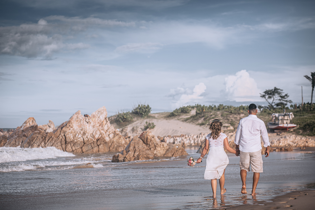fotografia-natural-no-ensaio-pos-wedding-na-praia-do-iguape-em-baro-preto-noivo-e-noiva-vestidos-de-branco