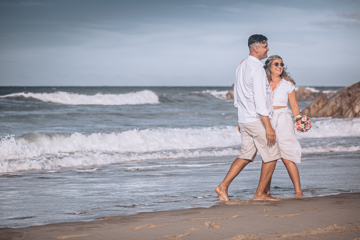fotografia-natural-no-ensaio-pos-wedding-na-praia-do-iguape-em-baro-preto-noivo-e-noiva-vestidos-de-branco