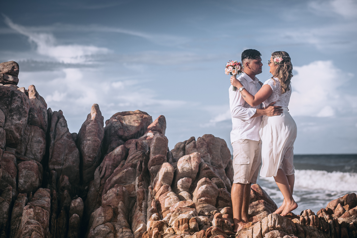 fotografia-natural-no-ensaio-pos-wedding-na-praia-do-iguape-em-baro-preto-noivo-e-noiva-vestidos-de-branco