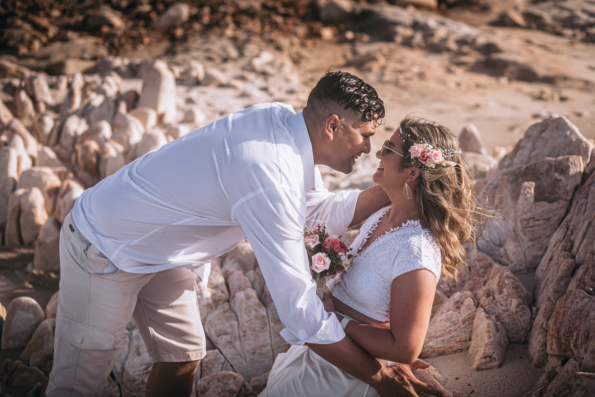 fotografia-natural-no-ensaio-pos-wedding-na-praia-do-iguape-em-baro-preto-noivo-e-noiva-vestidos-de-branco