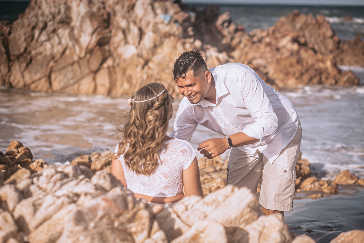 fotografia-natural-no-ensaio-pos-wedding-na-praia-do-iguape-em-baro-preto-noivo-e-noiva-vestidos-de-branco