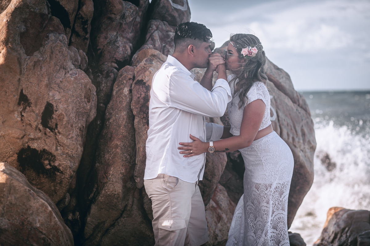 casal-apaixonado-na-praia-do-iguape-ensaio-pos-wedding-no-barro-preto