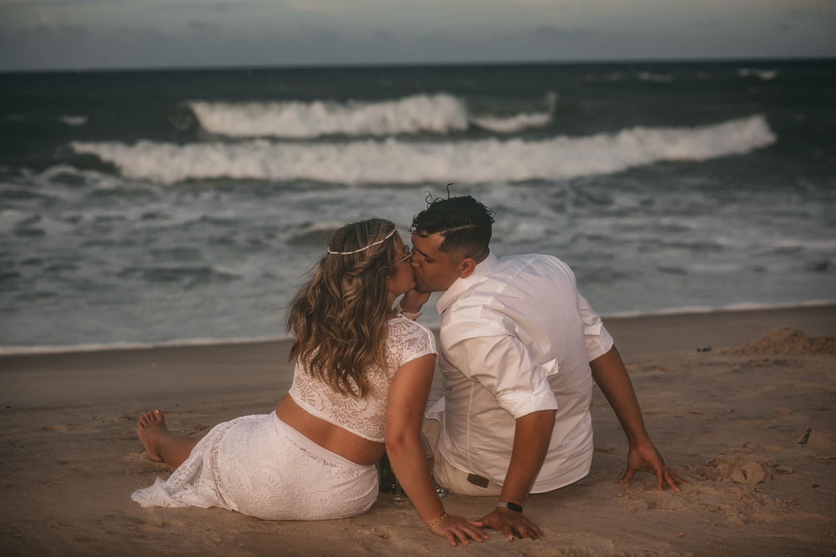 ensaio-fotografico-na-praia-do-iguape-casal-apaixonado-em-sessão-externa-no-barro-preto