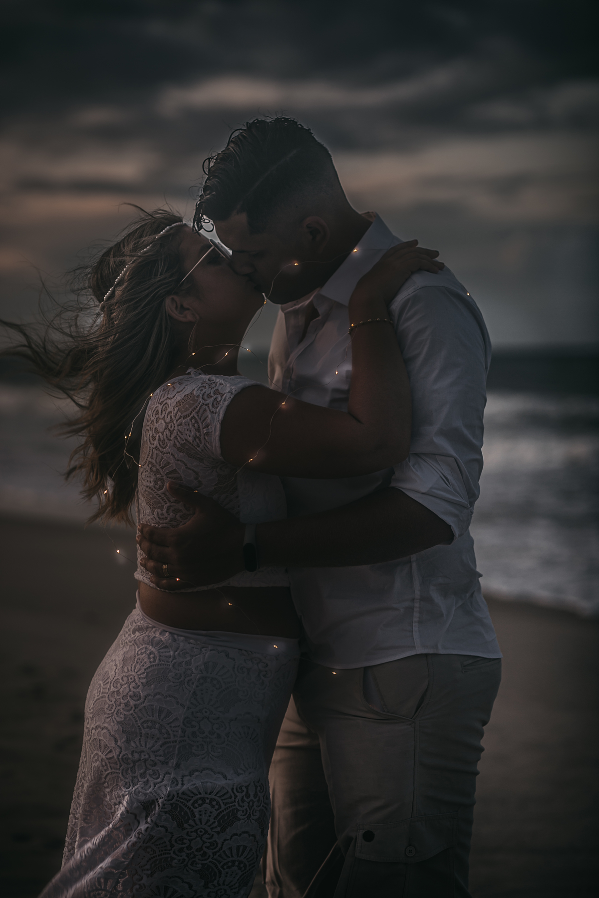 ensaio-fotografico-na-praia-do-iguape-casal-apaixonado-em-sessão-externa-no-barro-preto