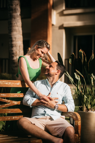 NOIVA COM VESTIDO VERDE E NOIVO COM CAMISA AZUL ENSAIO PRE WEDDING NUMA TARDE DE SOL NO BEACH PARK