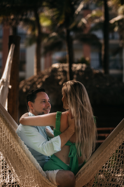 ENSAIO FOTOGRAFICO PRE WEDDING NOIVO CAMISA AZUL E NOIVA VESTIDO VERDE NA CIDADE DE AQUIRAZ