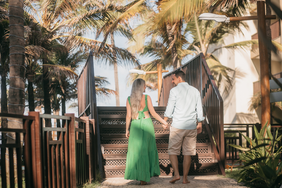ENSAIO FOTOGRAFICO PRE WEDDING DOS NOIVOS COM MÃOS DADOS NA PONTE DO RESORT NO BEACH PARK NA CIDADE DE AQUIRAZ