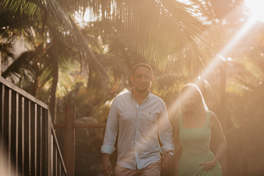 ENSAIO PRE WEDDING AO POR DO SOL NA PRAIA LITORANEA DO CEARA NA CIDADE DE AQUIRAZ NO BEACH PARK NOIVOS EM ENSAIO FOTOGRAFICO PROXIMO DO SEU CASAMENTO