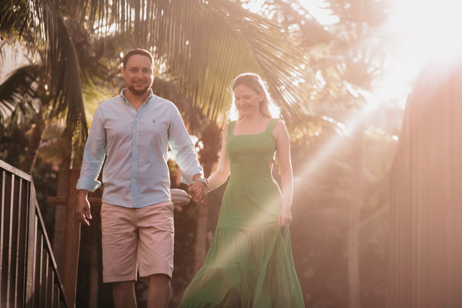 ENSAIO PRE WEDDING AO POR DO SOL NA PRAIA LITORANEA DO CEARA NA CIDADE DE AQUIRAZ NO BEACH PARK NOIVOS EM ENSAIO FOTOGRAFICO PROXIMO DO SEU CASAMENTO