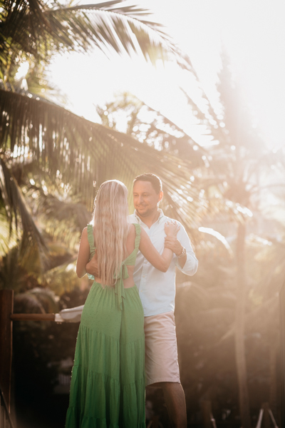ENSAIO PRE WEDDING AO POR DO SOL NA PRAIA LITORANEA DO CEARA NA CIDADE DE AQUIRAZ NO BEACH PARK NOIVOS EM ENSAIO FOTOGRAFICO PROXIMO DO SEU CASAMENTO