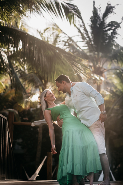 ENSAIO PRE WEDDING AO POR DO SOL NA PRAIA LITORANEA DO CEARA NA CIDADE DE AQUIRAZ NO BEACH PARK NOIVOS EM ENSAIO FOTOGRAFICO PROXIMO DO SEU CASAMENTO