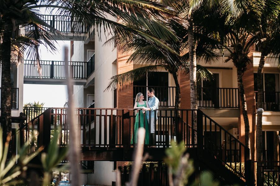 NOIVO E NOIVA SE BEIJANDO EM ENSAIO EXTERNO DE PRE WEDDING PROXIMO AO SEU CASAMENTO 