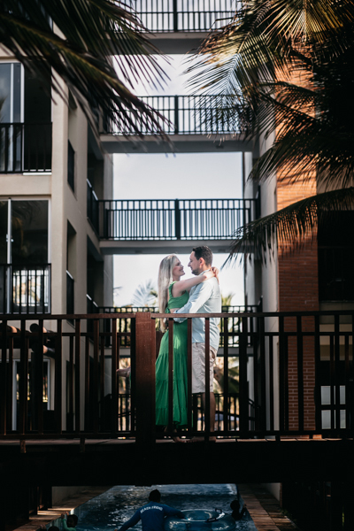 RECEBEMOS O CONVITE PARA UM ENSAIO EXTERNO DE FOTOGRAFIA E PRE WEDDING NOIVOS COM ROUPAS LEVES QUE CONSTRATARAM COM O AMBIENTE COM CEU AZUL
