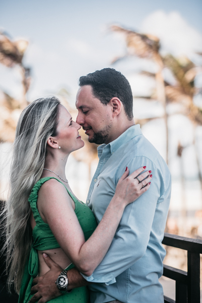 NOIVO E NOIVA APAIXONADOS NA SESSÃO EXTERNA DE FOTOGRAFIA DE PRE WEDDING NUM POR DE SOL NA PRAIA DO CEARA EM AQUIRAZ BEACH PARK RESORT