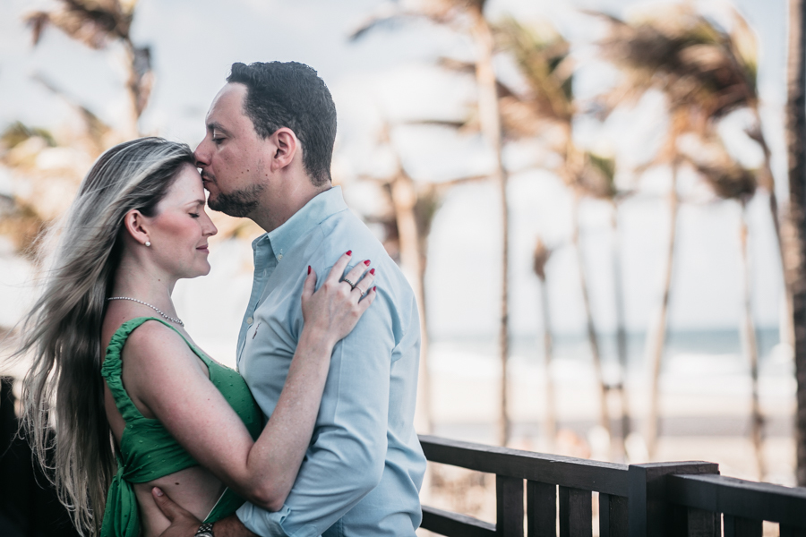 NOIVO E NOIVA APAIXONADOS NA SESSÃO EXTERNA DE FOTOGRAFIA DE PRE WEDDING NUM POR DE SOL NA PRAIA DO CEARA EM AQUIRAZ BEACH PARK RESORT