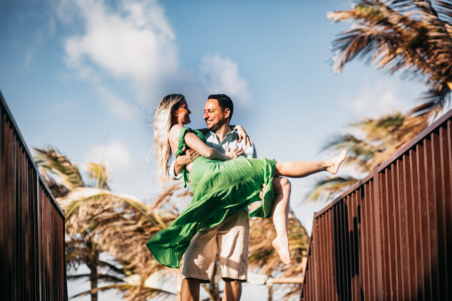 NOIVO E NOIVA APAIXONADOS NA SESSÃO EXTERNA DE FOTOGRAFIA DE PRE WEDDING NUM POR DE SOL NA PRAIA DO CEARA EM AQUIRAZ BEACH PARK RESORT