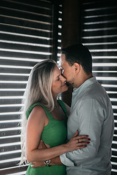 OS NOIVOS CHEGARAM DO MATO GROSSO DO SUL PARA UM ENSAIO PRE WEDDING NA PRAIA DO BEACH PARK NUMA LINDA SESSAO DE FOTOGRAFIA DE PRE WEDDING JA PROXIMO DO DIA DE SEU CASAMENTO NOIVO E NOIVA ROMANTICOS 
