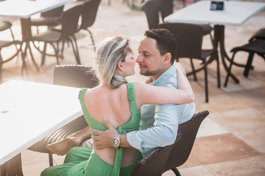 OS NOIVOS CHEGARAM DO MATO GROSSO DO SUL PARA UM ENSAIO PRE WEDDING NA PRAIA DO BEACH PARK NUMA LINDA SESSAO DE FOTOGRAFIA DE PRE WEDDING JA PROXIMO DO DIA DE SEU CASAMENTO NOIVO E NOIVA ROMANTICOS 