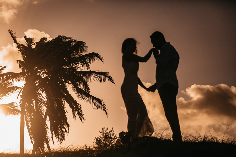 OS NOIVOS CHEGARAM DO MATO GROSSO DO SUL PARA UM ENSAIO PRE WEDDING NA PRAIA DO BEACH PARK NUMA LINDA SESSAO DE FOTOGRAFIA DE PRE WEDDING JA PROXIMO DO DIA DE SEU CASAMENTO NOIVO E NOIVA ROMANTICOS 