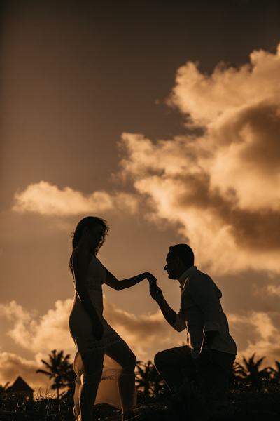 OS NOIVOS CHEGARAM DO MATO GROSSO DO SUL PARA UM ENSAIO PRE WEDDING NA PRAIA DO BEACH PARK NUMA LINDA SESSAO DE FOTOGRAFIA DE PRE WEDDING JA PROXIMO DO DIA DE SEU CASAMENTO NOIVO E NOIVA ROMANTICOS 