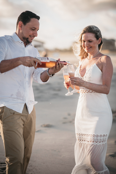 NOIVO COM CAMISA BRANCA E CALÇA BEGE NUM ENSAIO PRE WEDDING NA SESSÃO EXTERNA NO POR DO SOL DA PRAIA DO BEACH PARK EM AQUIRAZ BRINDARAM A FELICIDADE DO CASAL JA PROXIMO DO SEU CASAMENTO