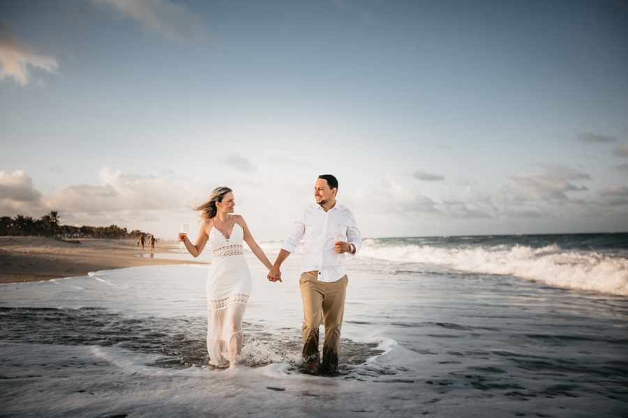 NOIVOS CAMINHANDO NA PRAIA NUMA SESSÃO EXTERNA DE FOTOGRAFIA NO SEU PRE WEDDING AO POR DO SOL NA PRAIA DO BEACH PARK EM AQUIRAZ MUNICIPIO DE FORTALEZA CEARA
