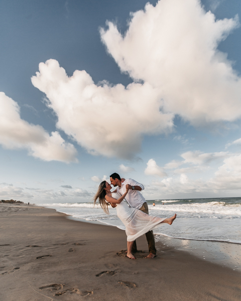 NOIVOS CAMINHANDO NA PRAIA NUMA SESSÃO EXTERNA DE FOTOGRAFIA NO SEU PRE WEDDING AO POR DO SOL NA PRAIA DO BEACH PARK EM AQUIRAZ MUNICIPIO DE FORTALEZA CEARA