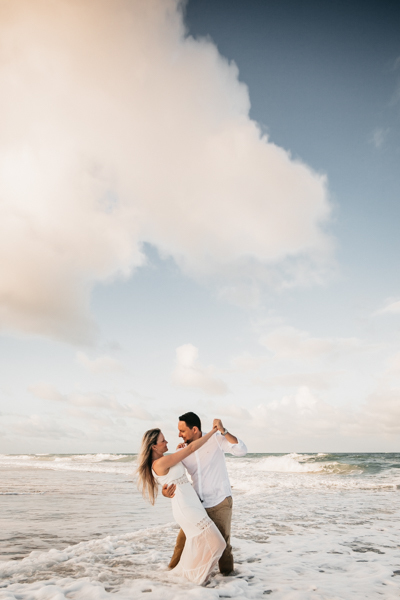 NOIVOS CAMINHANDO NA PRAIA NUMA SESSÃO EXTERNA DE FOTOGRAFIA NO SEU PRE WEDDING AO POR DO SOL NA PRAIA DO BEACH PARK EM AQUIRAZ MUNICIPIO DE FORTALEZA CEARA