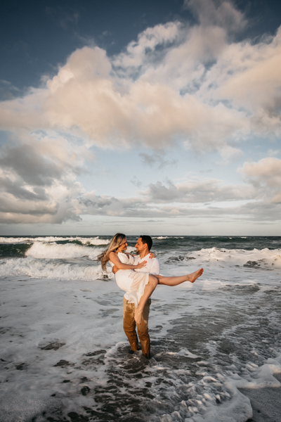 NOIVOS CAMINHANDO NA PRAIA NUMA SESSÃO EXTERNA DE FOTOGRAFIA NO SEU PRE WEDDING AO POR DO SOL NA PRAIA DO BEACH PARK EM AQUIRAZ MUNICIPIO DE FORTALEZA CEARA