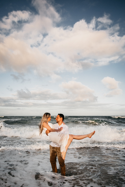 NOIVOS CAMINHANDO NA PRAIA NUMA SESSÃO EXTERNA DE FOTOGRAFIA NO SEU PRE WEDDING AO POR DO SOL NA PRAIA DO BEACH PARK EM AQUIRAZ MUNICIPIO DE FORTALEZA CEARA