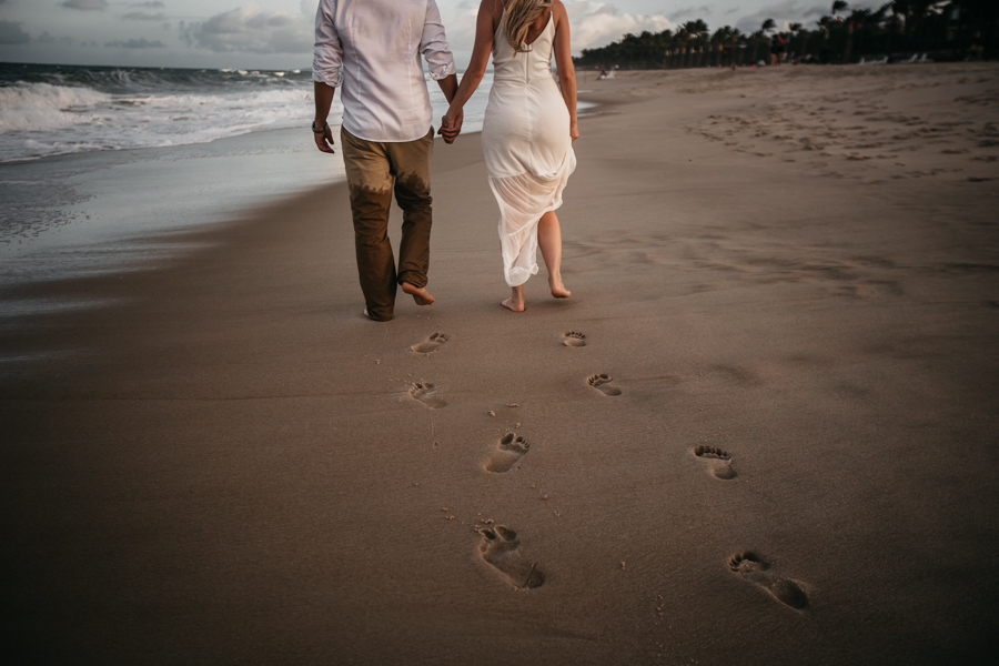 NOIVOS CAMINHANDO NA PRAIA NUMA SESSÃO EXTERNA DE FOTOGRAFIA NO SEU PRE WEDDING AO POR DO SOL NA PRAIA DO BEACH PARK EM AQUIRAZ MUNICIPIO DE FORTALEZA CEARA