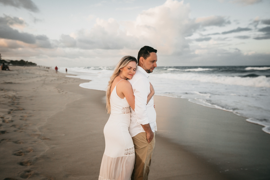 NOIVOS CAMINHANDO NA PRAIA NUMA SESSÃO EXTERNA DE FOTOGRAFIA NO SEU PRE WEDDING AO POR DO SOL NA PRAIA DO BEACH PARK EM AQUIRAZ MUNICIPIO DE FORTALEZA CEARA