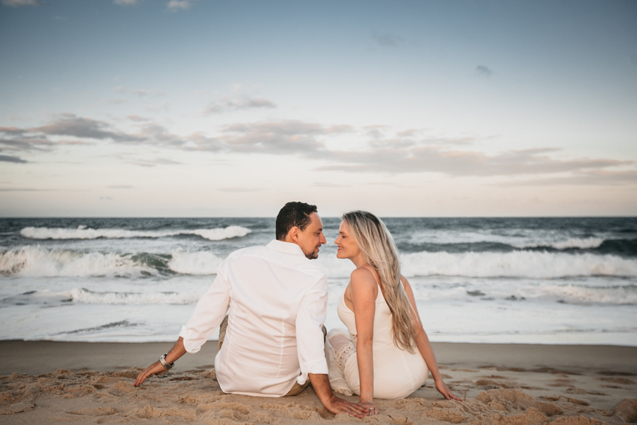 NOIVOS CAMINHANDO NA PRAIA NUMA SESSÃO EXTERNA DE FOTOGRAFIA NO SEU PRE WEDDING AO POR DO SOL NA PRAIA DO BEACH PARK EM AQUIRAZ MUNICIPIO DE FORTALEZA CEARA
