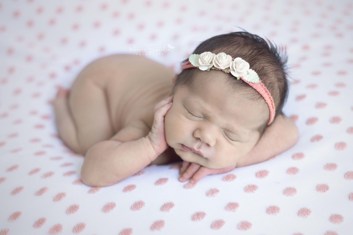 Maria clara dormindo tranquila em seu ensaio fotográfico na cidade de jau