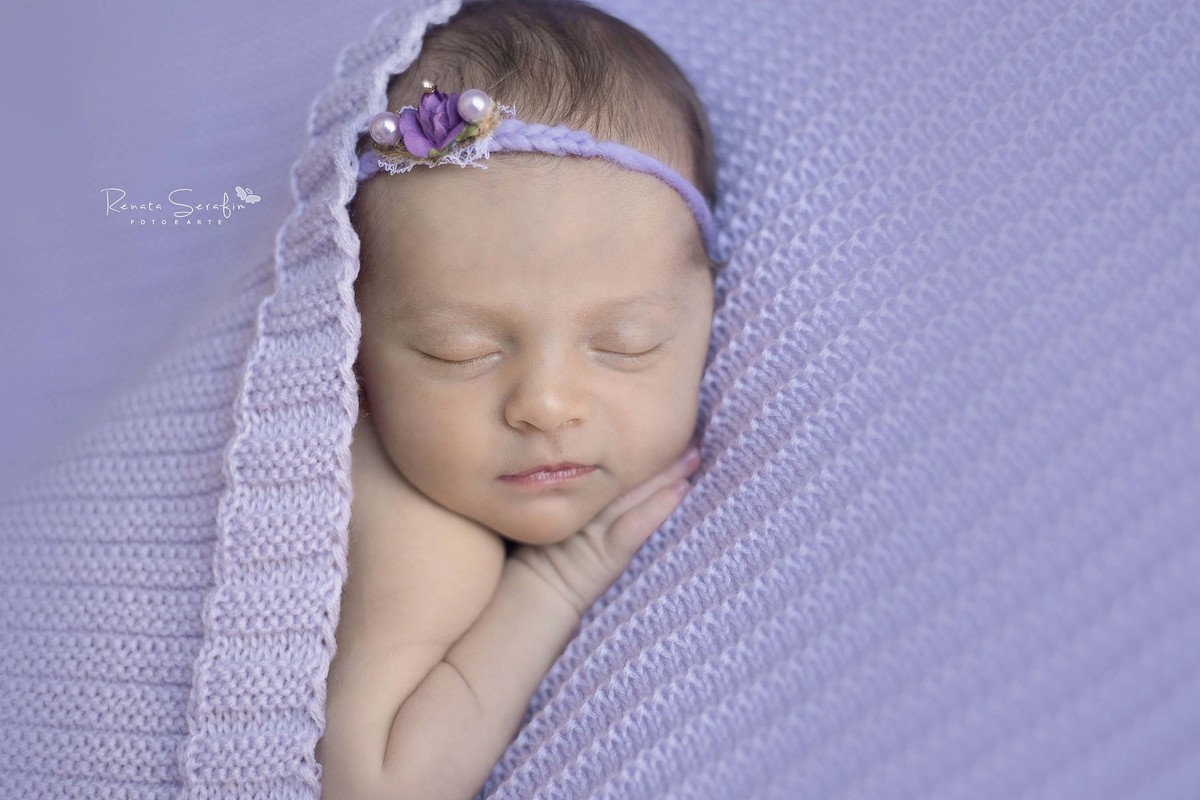 a pequena bebe dormia tranquilamente em sua sessão newborn