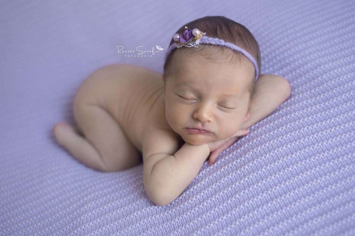 ensaio de recem-nascido realizado na cidade de Jaú, Bauru pela fotógrafa Renata Serafim bebê dormindo tranquilamente na sessão de fotos newborn
