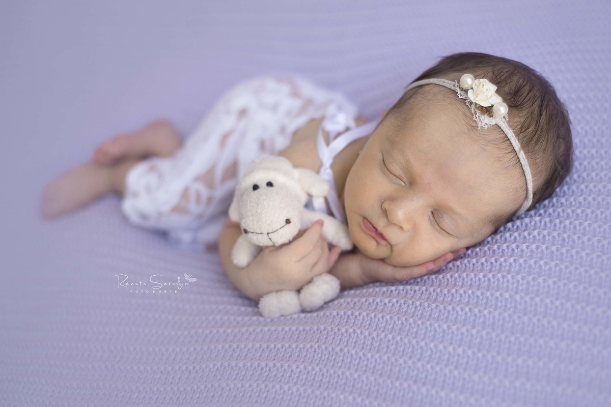 ensaio de recem-nascido realizado na cidade de Jaú, Bauru pela fotógrafa Renata Serafim bebê segurando ursinho na sessão de fotos newborn