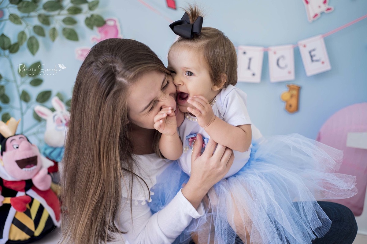 a linda alice brincando com sua mae em sua sessao fotografica de smash the cake
