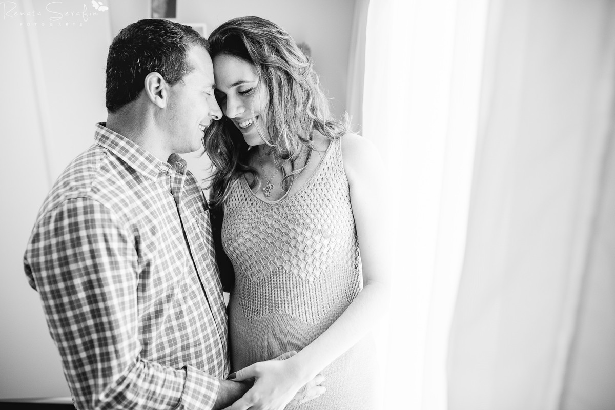 sessão de gestante feita pela fotógrafa de recem-nascido Renata Serafim mamãe e papai apaixonados fazendo carinho no bebê foto de gestante em casa