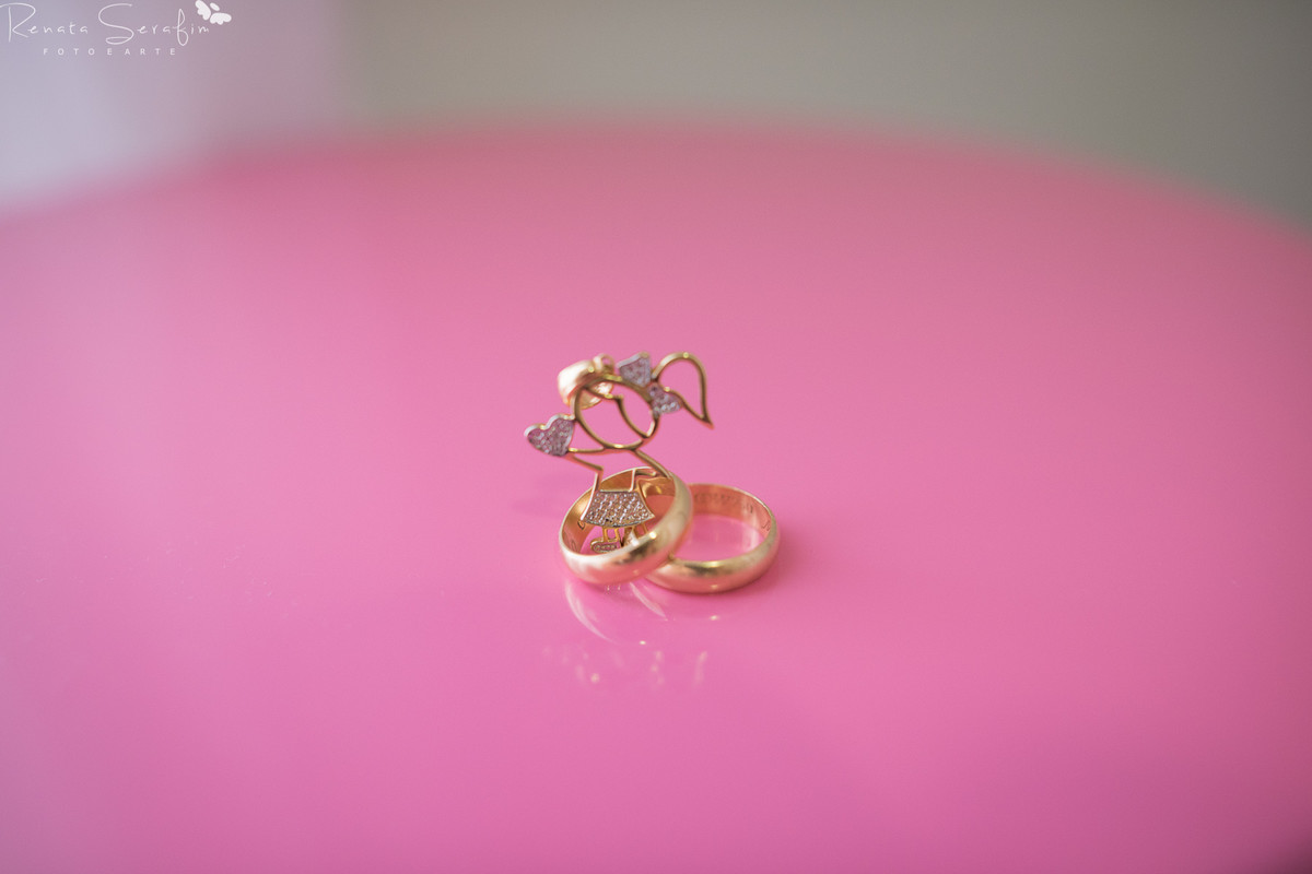 sessão de gestante feita pela fotógrafa de recem-nascido Renata Serafim alianças e o pingente de menina na sessão de gestante