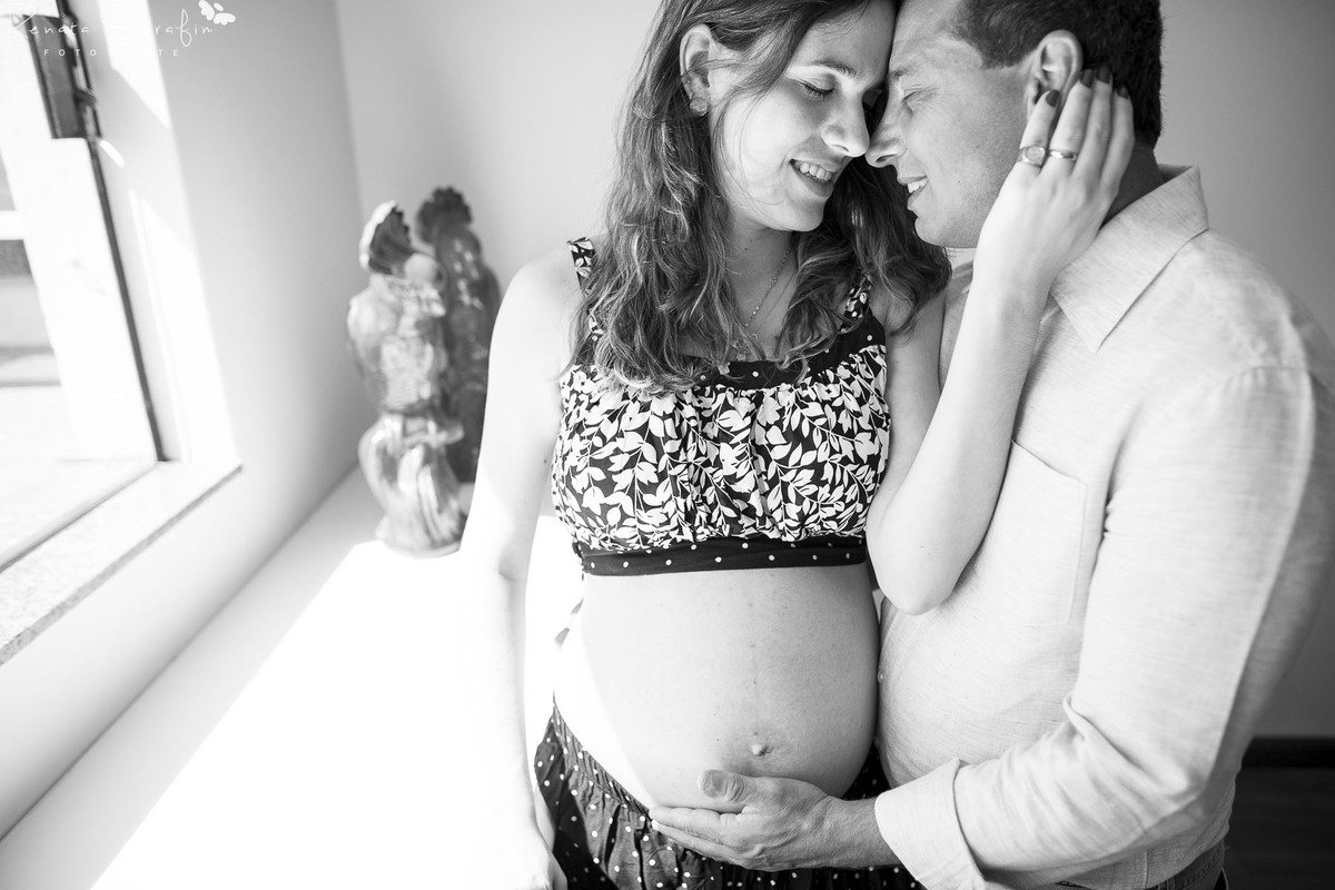 sessão de gestante feita pela fotógrafa de recem-nascido Renata Serafim papai e mamãe na cozinha com a mão na barriga  casal  se abraçando apaixonados